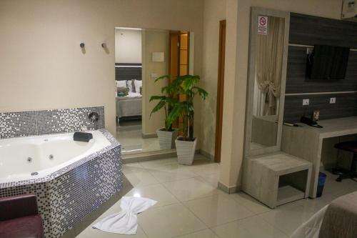 Ένα μπάνιο στο Garda Hotel
