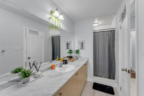 Et badeværelse på Chic Open-Concept 5 Beds Home by Airport and Highways