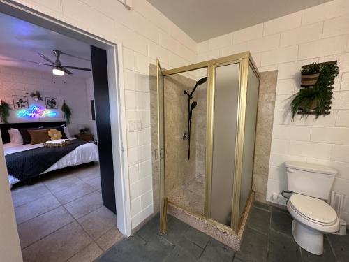 Ένα μπάνιο στο 4 Min Walk to Beach and Restaurants