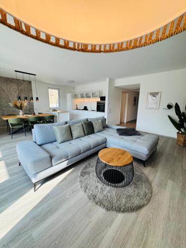 a living room with a couch and a table at Design City Apartment, Dachterrasse, Top Lage in Schwetzingen