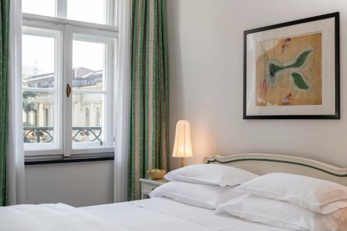 a bedroom with a bed and a window at Parkhotel Laurin in Bolzano
