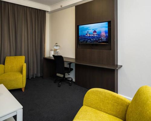 Μια τηλεόραση ή/και κέντρο ψυχαγωγίας στο One bedroom Hospitality Suite