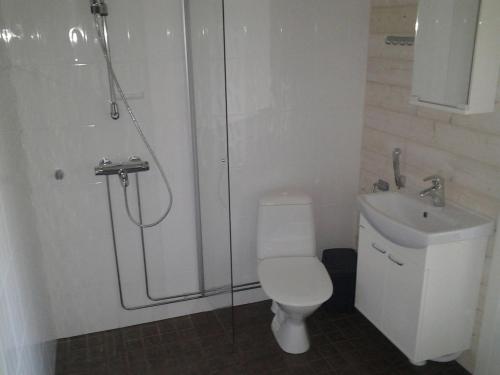 Bilik mandi di Convenient Apartment for 6 with Sauna