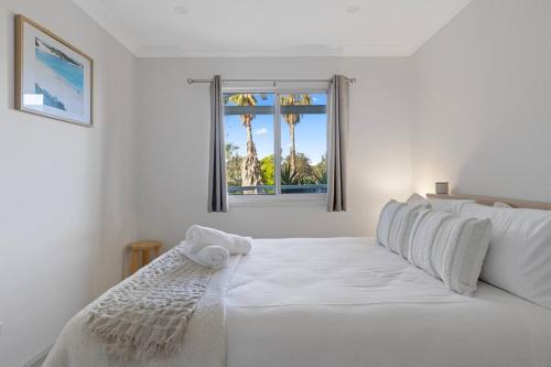 Katil atau katil-katil dalam bilik di 2BDR Beachside Bliss in Wamberal