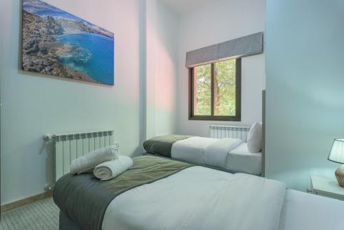 Postel nebo postele na pokoji v ubytování Pearl of Faqra - Studios & Apartments