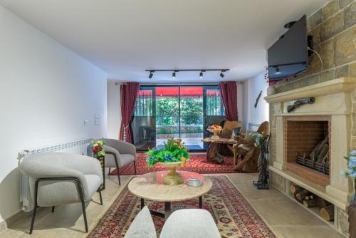 TV a/nebo společenská místnost v ubytování Pearl of Faqra - Studios & Apartments