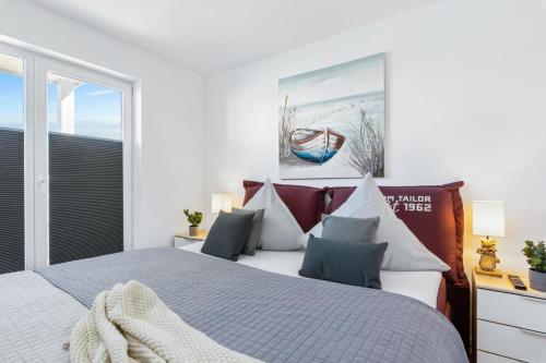 ein Schlafzimmer mit einem großen Bett und einem Fenster in der Unterkunft Pamir in Kappeln