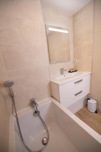 Bilik mandi di Hôtel & Spa Vitalparc, The Originals Collection
