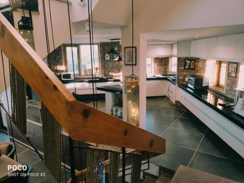 Кухня или мини-кухня в Revaant Retreat
