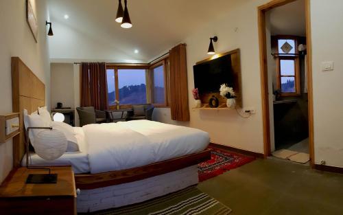 Телевизор и/или развлекательный центр в Revaant Retreat