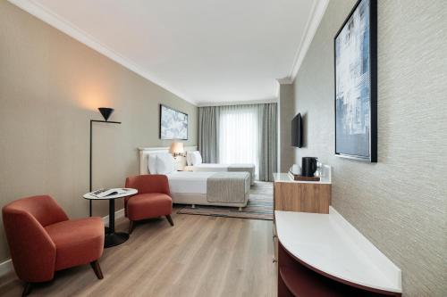 Trendy Room with 2 Single Beds