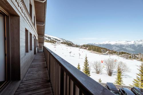 a balcony with a view of a ski slope at Hotel Annapurna in Courchevel