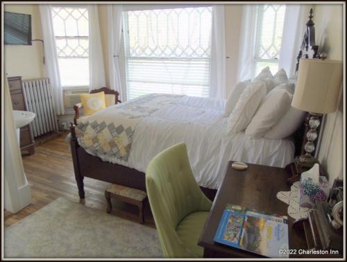 Katil atau katil-katil dalam bilik di The Charleston Inn Hendersonville NC