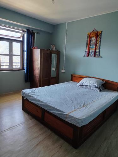a bedroom with a large bed in a room at Mochilero Nomads in Pelling