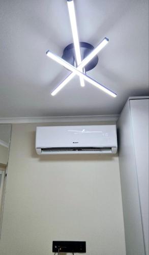 a ceiling fan in a room with at Testimiteanu Airy Dream in Chişinău