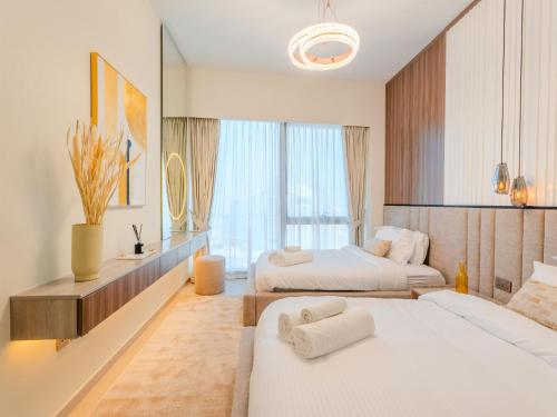 ein Hotelzimmer mit zwei Betten und einem Fenster in der Unterkunft Ahlan HH - Burj Khalifa and Fountain Views Suite at Grande Downtown in Dubai