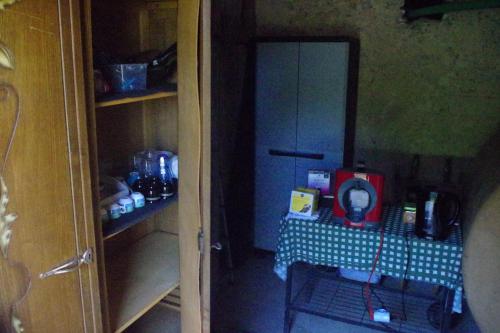 a room with a room with a table and a shelf at CHEZ MITCH EN CAMPING CAR et grand espace extérieur in Caillavet