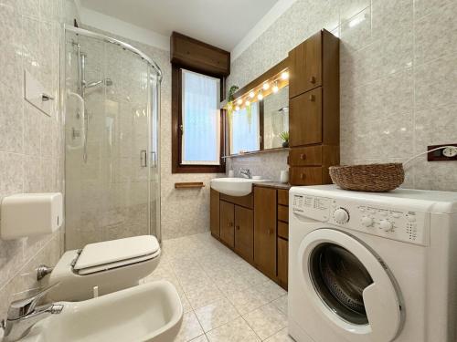a bathroom with a washing machine and a sink at Casa delle Rondini in Vicenza