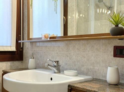 a bathroom with a sink and a mirror at Casa delle Rondini in Vicenza