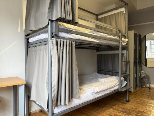 ロンドンにあるCricketers Hostelの部屋に二段ベッドがいくつかある