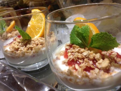 two glasses of ice cream with fruit and nuts at Hotel Saline 3-Sterne Superior in Büdingen