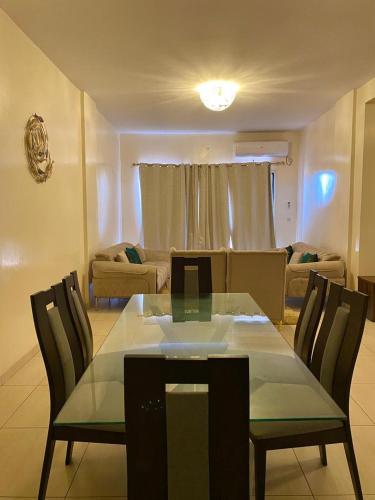 een eettafel met stoelen in een woonkamer bij Appartement 211 in Dakar