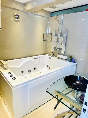 a bathroom with a tub and a glass table at Dep 2 hab Edificio Progreso 3er Piso CDE in Ciudad del Este