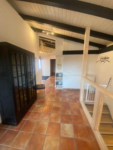 an empty room with a staircase and a lobby at Direkt am See mit privatem Sandstrand in Güster