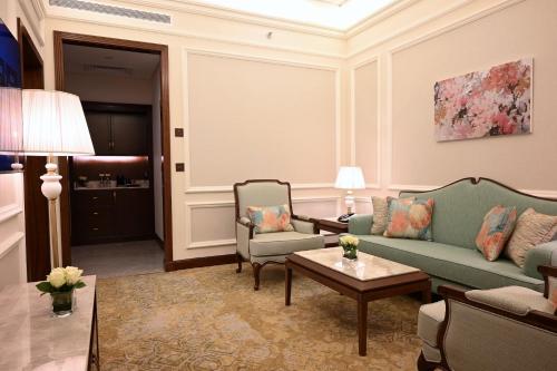 a living room with a couch and two chairs at Sunset Jeddah in Jeddah