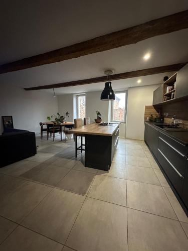 una cucina e una sala da pranzo con un tavolo di Asta house a Cébazan