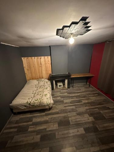 una stanza con un letto e un tavolo di Asta house a Cébazan