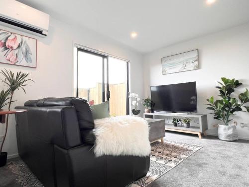 Televisyen dan/atau pusat hiburan di Deluxe Entire Townhouse on Hereford with King bed