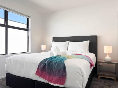 Katil atau katil-katil dalam bilik di Deluxe Entire Townhouse on Hereford with King bed