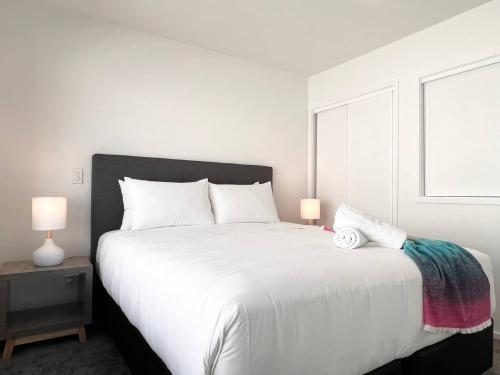 Katil atau katil-katil dalam bilik di Deluxe Entire Townhouse on Hereford with King bed
