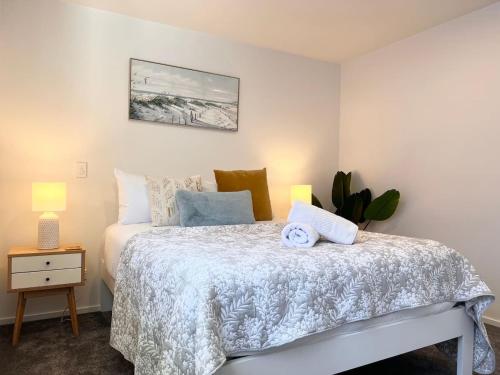 Ένα ή περισσότερα κρεβάτια σε δωμάτιο στο NEW Home Away from Home on Salisbury