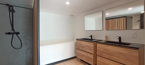 ein Badezimmer mit zwei Waschbecken und einer Dusche in der Unterkunft Cottage au cœur de l'Aubrac in Saint-Chély-dʼAubrac