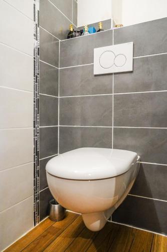 a bathroom with a toilet in the corner at Les Bleuets - Erdivines in Erdeven