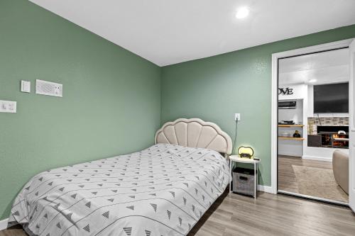 a bedroom with a bed and a mirror at Garden Suite Two Bedroom with Hot Tub Sauna Outdoor kitchen and Game Room in Everett