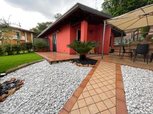 een tuin met een patio en een huis bij La Villetta in Sulzano