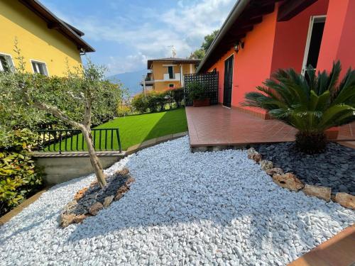 una casa con un jardín con un árbol en el patio en La Villetta, en Sulzano
