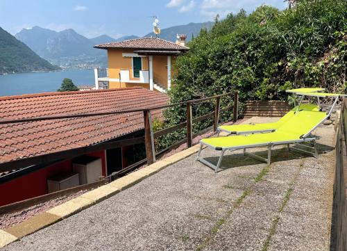 een terras met een gele tafel en banken op een gebouw bij La Villetta in Sulzano
