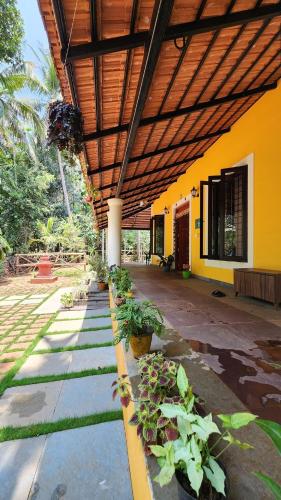 Zahrada ubytování Swamighar Farmhouse with Private Pool in South Goa