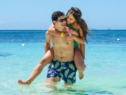 Επισκέπτες που μένουν στο Hotel Henry Morgan All Inclusive