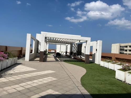 a white structure on top of a building at Bayfront Suite in Pasay, Manila Near NAIA Terminal, PICC, Star City, MOA and US Embassy - Pet-Friendly, Free Pool, Wi-Fi & Netflix in Manila