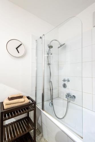 ein Badezimmer mit Dusche mit Glastür in der Unterkunft Rob's Suite - Zentrale Design-Suite am Opernplatz, 2 Zimmer, 2 Bäder und Top-Ausstattung in Essen