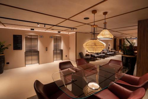 a waiting room with chairs and a glass table at Zenit Borrell in Barcelona