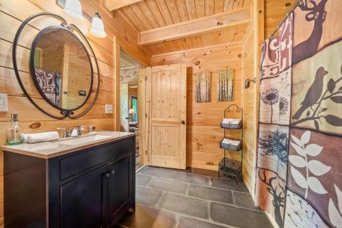 Koupelna v ubytování Pigeon Forge Cabin Stay With Games & Hot Tub