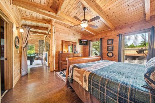 Postel nebo postele na pokoji v ubytování Pigeon Forge Cabin Stay With Games & Hot Tub