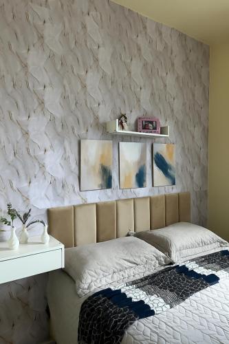 a bedroom with a wall covered in white paper at Apartamento COP 30 in Ananindeua