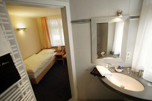 Postel nebo postele na pokoji v ubytování Hotel Altes Rathaus